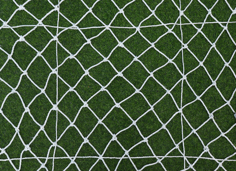 Heavy-duty safety net for outdoor use