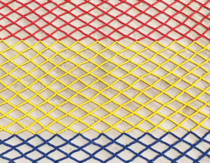 Uniform mesh decorative safety net